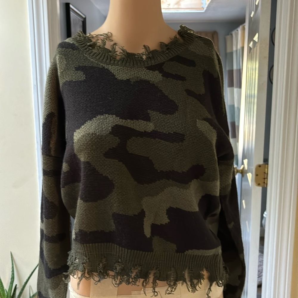 Full Circle Trends Camo Print Distressed Hem Sweater size medium